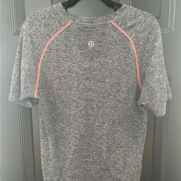 Lululemon men’s t-shirt - Picture 2 of 3